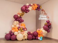 arche ronde ballons élégante pour fêter un anniversaire 30 ans néon Happy Birthday en Haute Savoie près de la Suisse