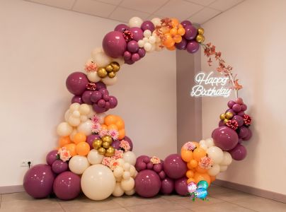 arche ronde ballons élégante pour fêter un anniversaire 30 ans néon Happy Birthday en Haute Savoie près de la Suisse