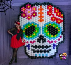 Mur de ballons pour Halloween, dia de los muertos, en Savoie à Chambéry