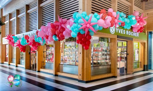 Décoration Ballons chez Yves Rocher, arche organique pour événement professionnel au centre commercial Chamnord à Chambéry