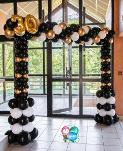 Arche de ballons noir et or pour un anniversaire à Annecy