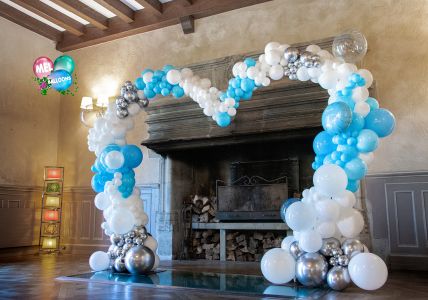 Arche de ballons organique thème marin avec bulles transparentes pour un baptême à Chambéry , en Savoie