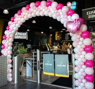 Arche de ballons pour octobre rose, chez Fitness Park à Chambéry
