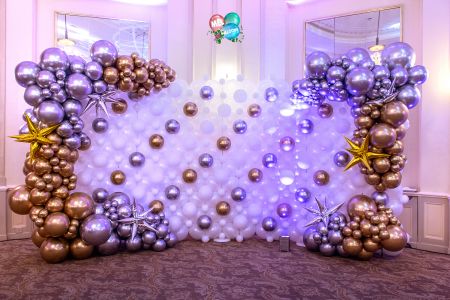 Mur de ballons, or et argent, décoration pour un anniversaire luxe haut de gamme dans un Hôtel à Genève, Suisse