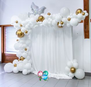 Décoration événementielle Baptême, guirlande organique ballons blanc et or en Savoie