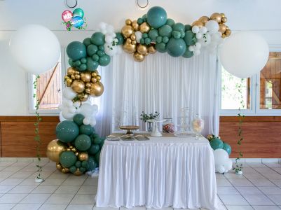 Décoration arche ballons organique eucalyptus et or pour un baptême champêtre à Aix les Bains en Savoie