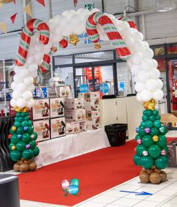 Arche de ballons thématisée sapin de Noël à Bourgoin Jallieu près de Lyon