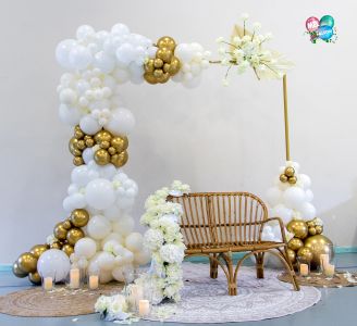 Baptême or et blanc avec compositions florales avec la Tulipe Noire à Chambéry en Savoie