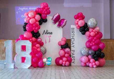 Scénographie Ballons thème nœud rose pour fêter des 18 ans, à Chambéry, en Rhône Alpes.