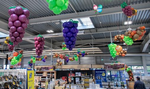 Décoration ballons pour la collection d'automne de METRO Albertville en Savoie, plafond de raisins