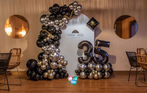 Scénographie backdrop ballons, thème Charleston Gatsby pour un anniversaire 35 ans à Chambéry, Rhône Alpes