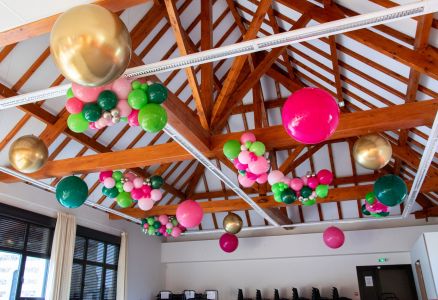 ¨Plafond de ballons pour fêter un anniversaire 60 ans en Isère, thème tropical