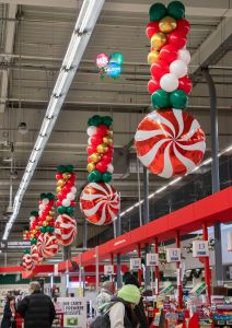 Suspensions Noël candy colonnes en ballons chez Intermarché à Aix les bains en Savoie