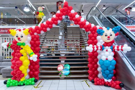 Arche Cirque avec Clown pour un événement professionnel à Lyon, dans un magasin BUT , Rhône Alpes