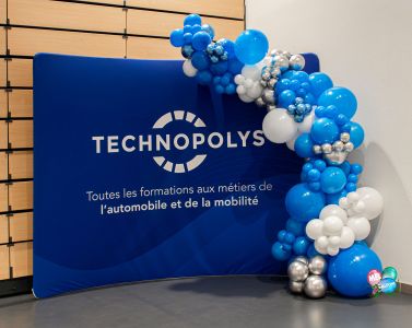 Décoration guirlande organique en ballons pour un événement professionnel , une remise de diplôme chez Technopolys à Chambéry , Savoie