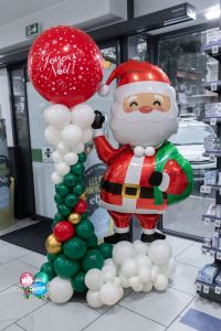 Colonne de ballons stylisée père noël avec ballon Joyeux Noël à Aix les bains, Rhône Alpes