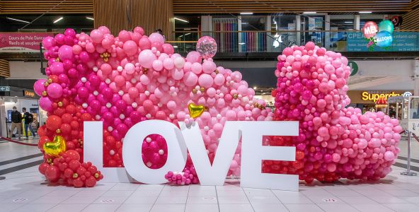 Mur de ballons, grande décoration luxe pour le centre commercial Chamnord à Chambéry, pour la Saint Valentin.