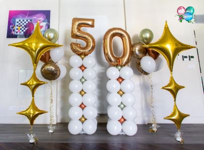 Décoration anniversaire avec colonnes et bouquets en ballons doré luxe satinée en Haute Savoie