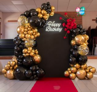 Décoration ballons arche thème chic noir et or pour un anniversaire en Savoie