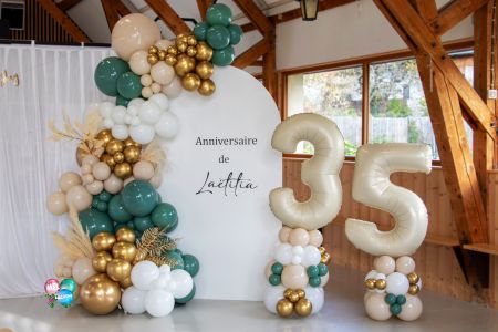 Scénographie Ballons thème champêtre, couleurs nude et nature pour un anniversaire 35 ans à Annecy, en Rhône Alpes.