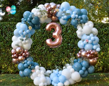 Anneau arche ronde en ballons bleu et blanc anniversaire 3 ans en Savoie à Chambéry