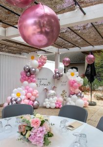 Scénographie Ballons pour un baptême d'une petite fille, thème rose et marguerite à Chambéry, en Rhône Alpes.